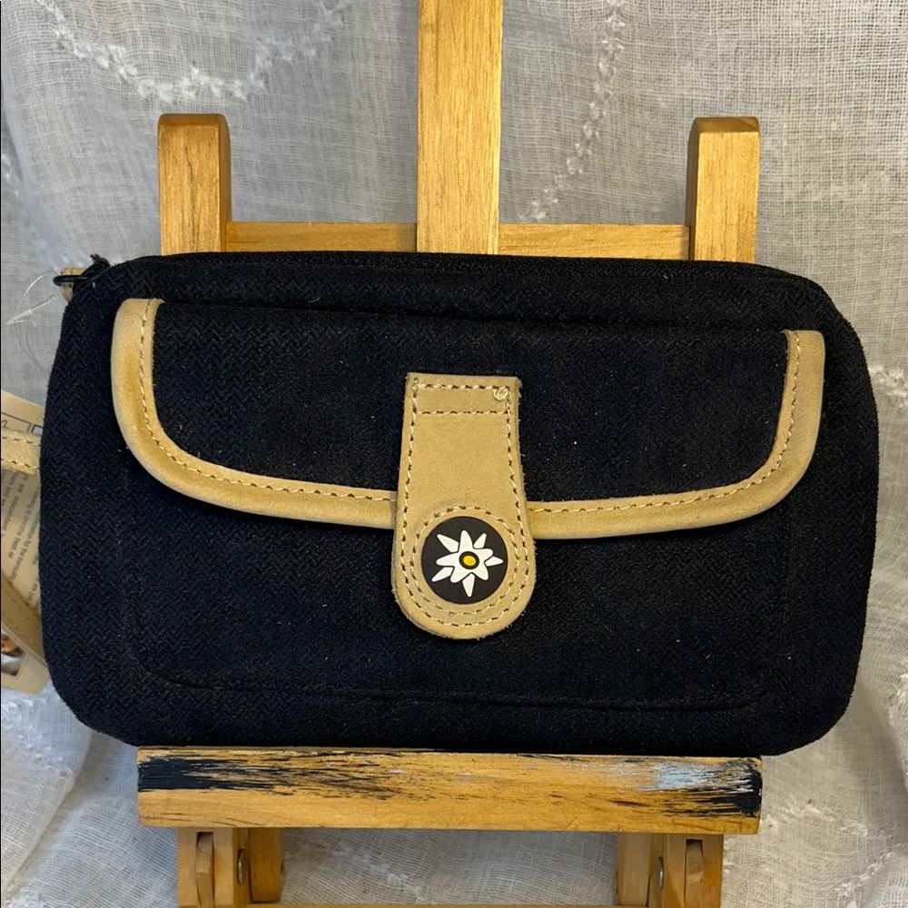 NWT Sherpani wristlet pouch
